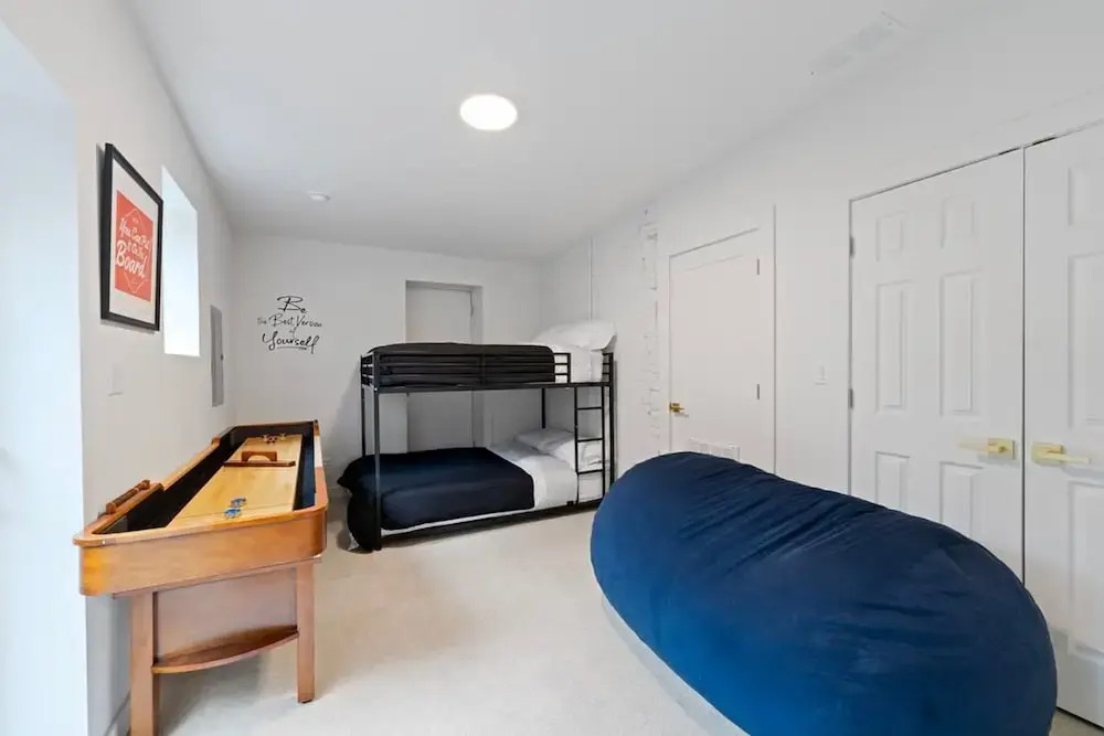 Chic 4-bedroom Haven Designer s Dream Home