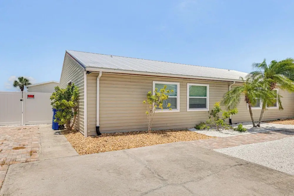 So Close to Coast: Walkable Fort Myers Beach Unit!