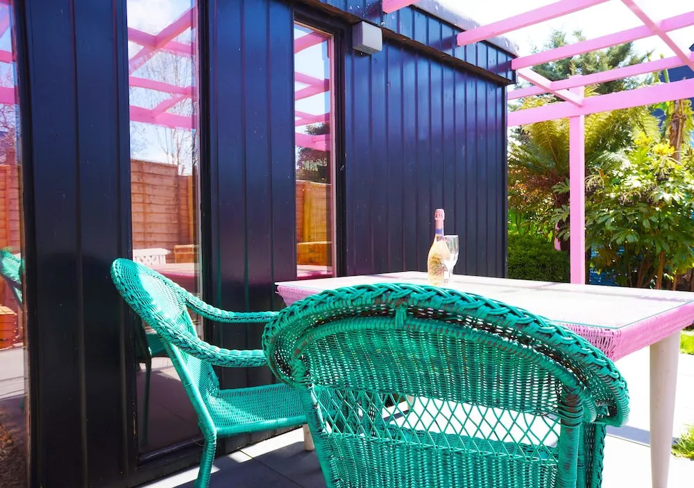 Zen Garden Cottage - Sleeps 2 - Patio & Parking