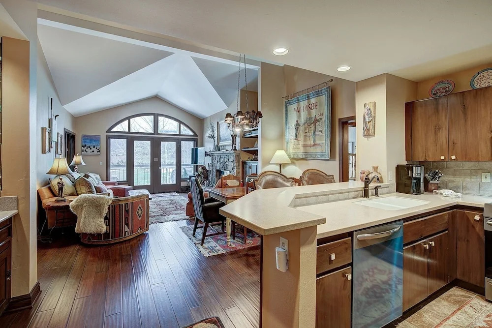 2br Condo In Arrowhead Village - 5 Minute Walk To Chairlift, Mountain Views! 2 Bedroom Condo by RedAwning