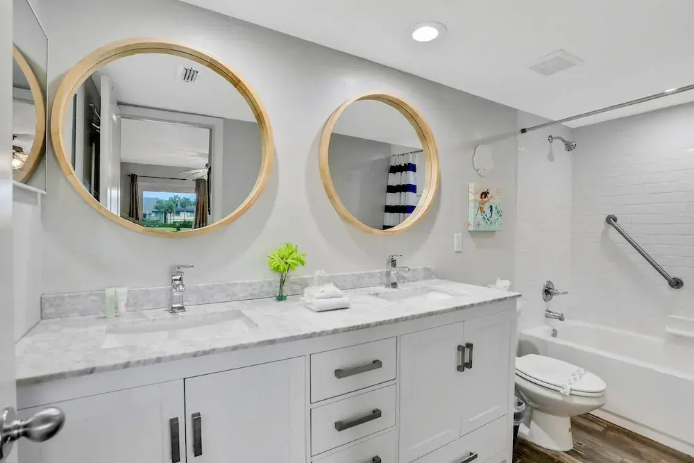 Ground-floor Condo Next to the Tennis Courts With 2 Pools, Sauna, Beach Access