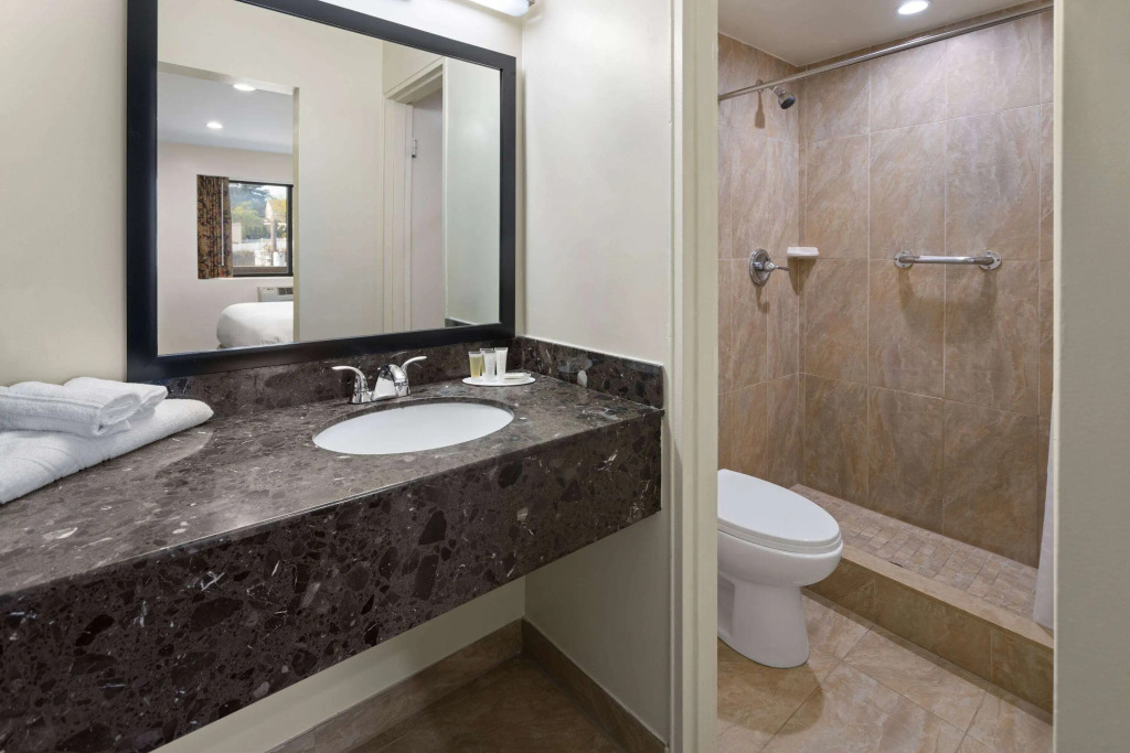 Travelodge by Wyndham Manhasset