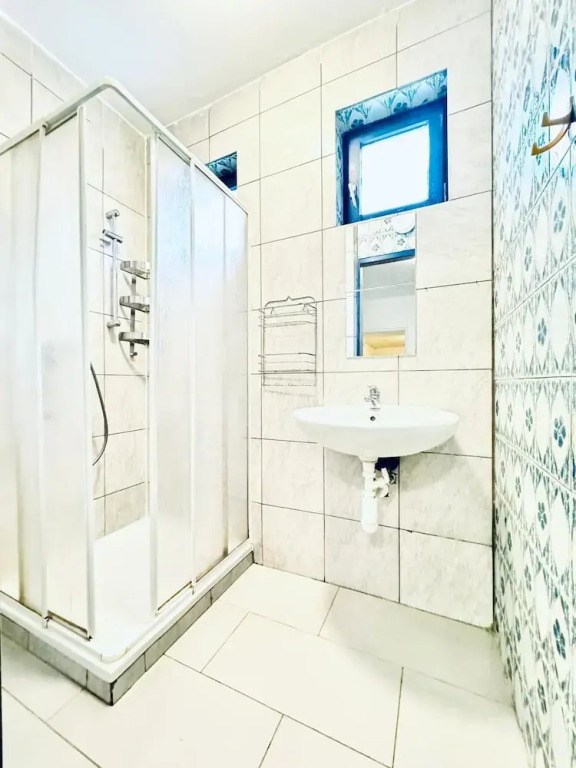 Cozy 2BR Apt Sleeps 6 Direct City Access