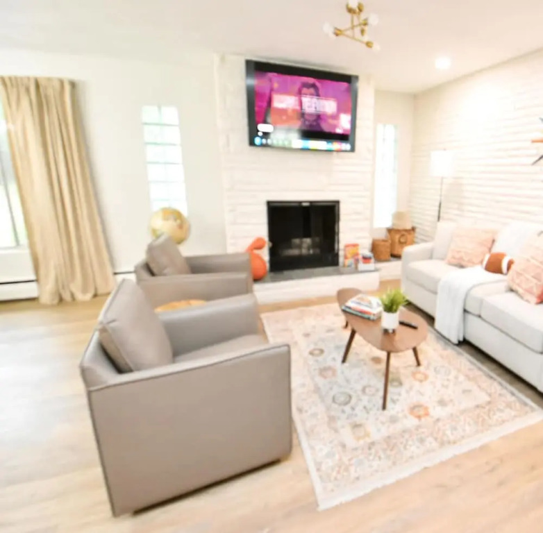 Mid Century Modern With Modern Touches 10 min Walk to Notre Dame 1831