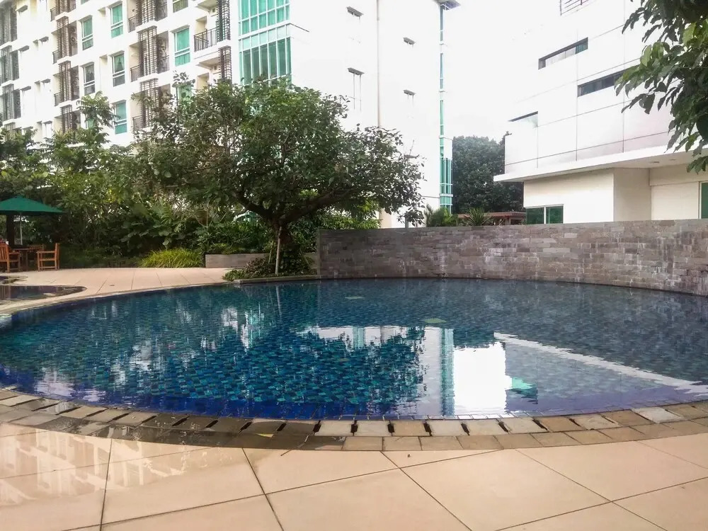 Modern and Comfy 1BR Apartment at Woodland Park Residence By Travelio
