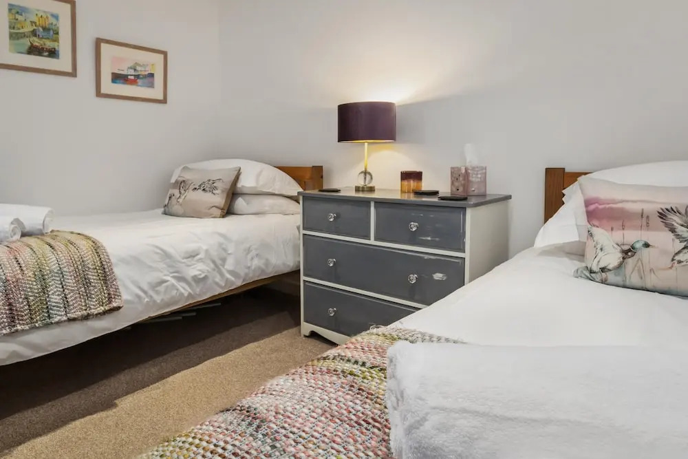 The Cwtch Apartment - Sea Views Walk to Beach