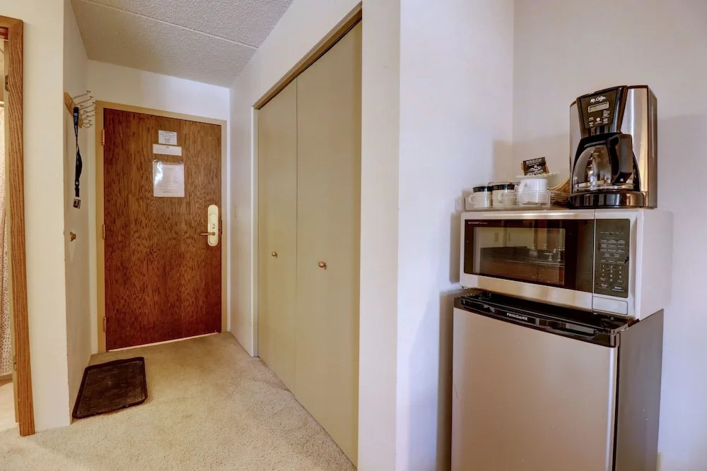 Perfectly Located Hotel Room - Ski-In Ski-Out - Steps to the American Eagle/American Flyer chairlifts - MP522H by RedAwning