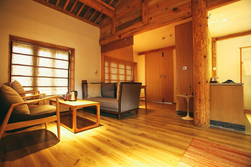 Arro Khampa by Zinc Journey Lijiang