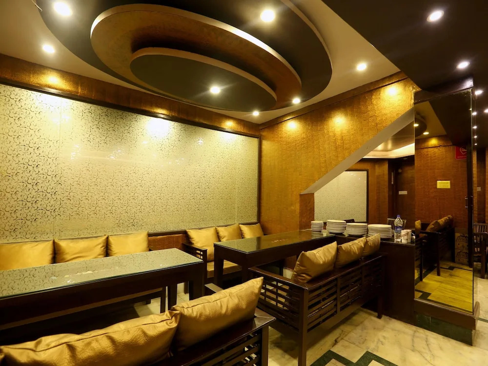 OYO Rooms 055 Mall Rd Tourism Lift