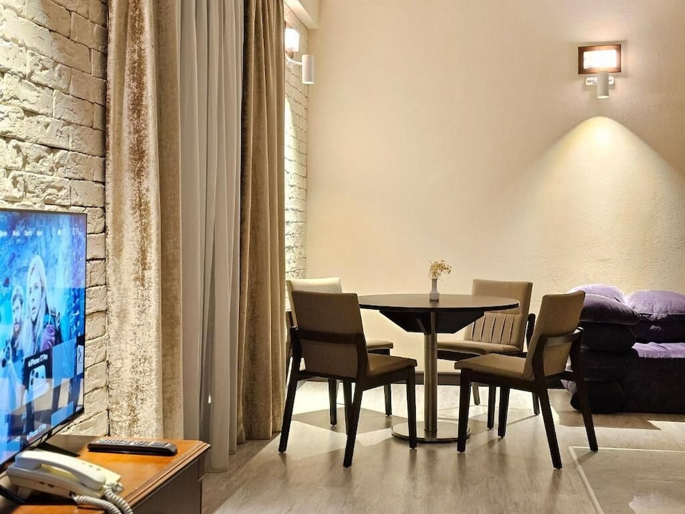 Crown Suites Hotel