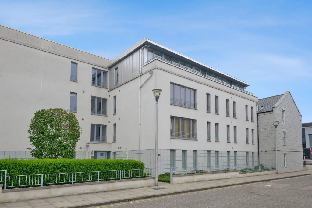 Deluxe three-bedroom home in the sought-after West End area of Aberdeen
