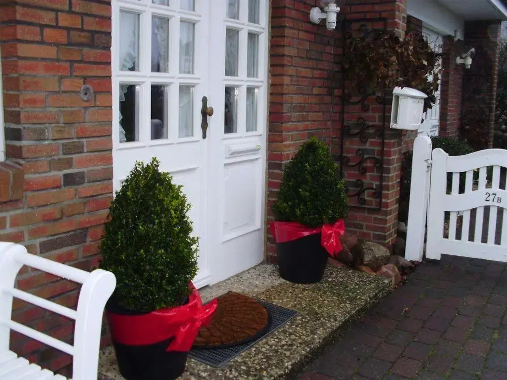Anne-1-traumhafte-Lage-mit-Garten-und-Strandkorb