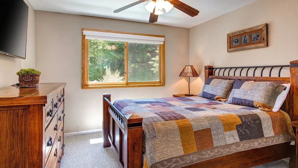 Ski in out 2 BDR Condo in the Heart of the Action