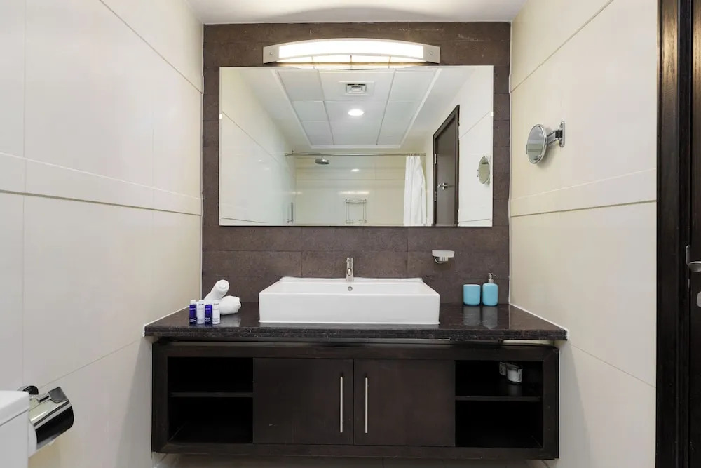 Maison Privee - Urban Apt in Dubai Marina w/ Partial Sea Views