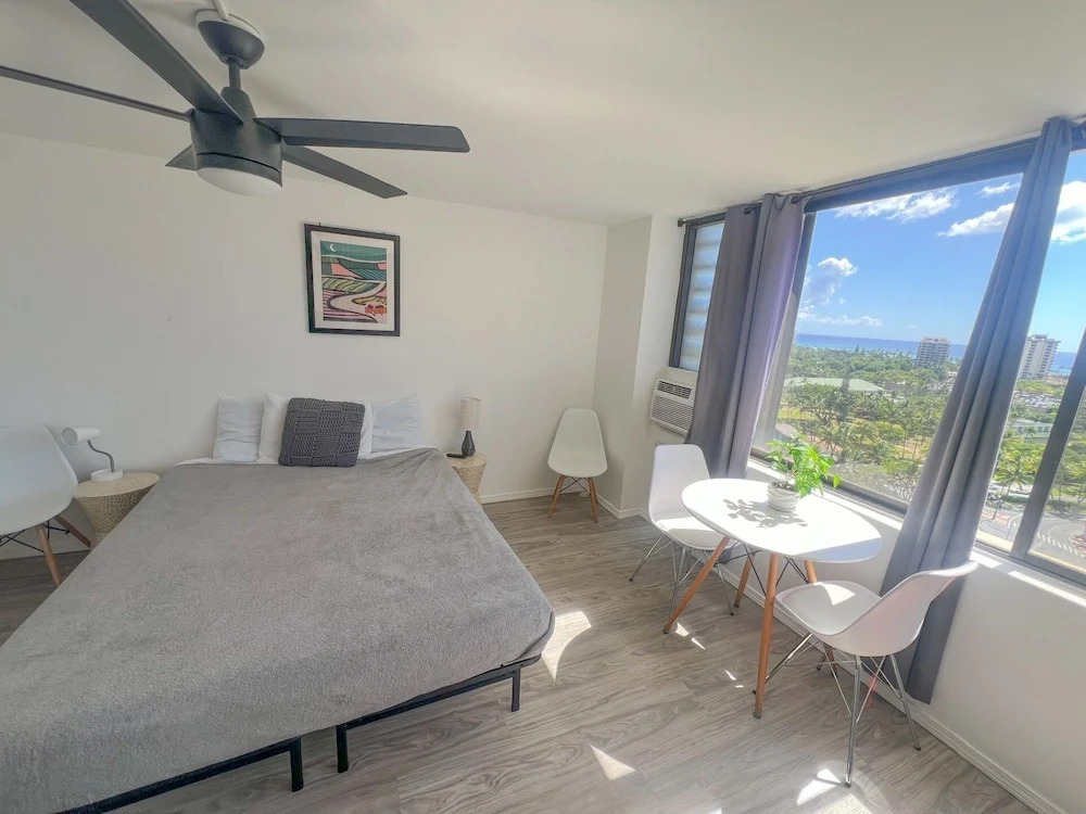 Hawaiian Monarch 1804 Condo by Redawning