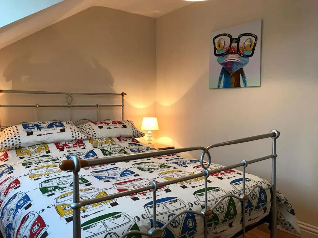 Apartment 5 - two bedroom luxury apartment close to town, mainline rail & theatre stylish and comfortable