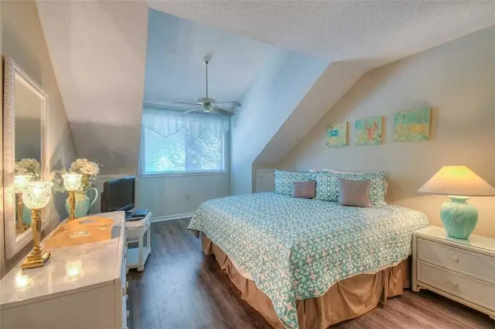 West Hyde Park Three-bedroom Apartment 10-F