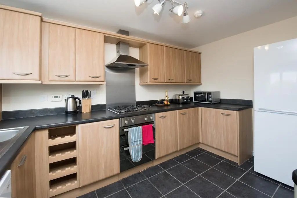 6-bedroom Contractor House with 6 bathrooms, Free WiFi and Parking - Kennedy House by Your Lettings Peterborough