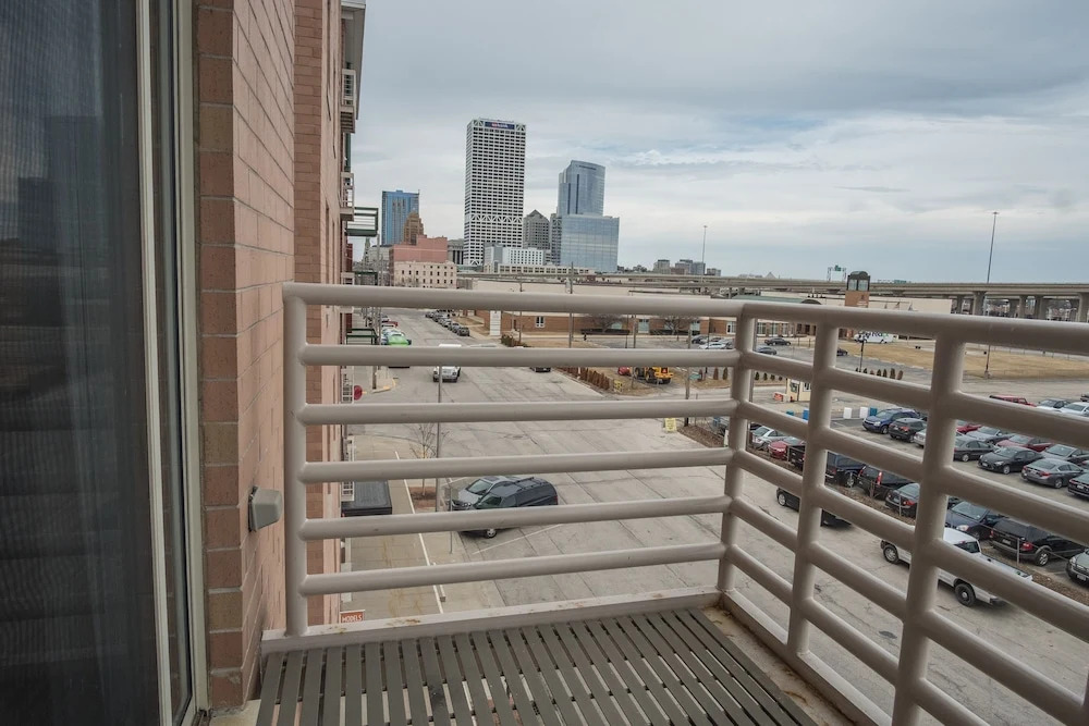 Spacious Townhome w Parking by Frontdesk