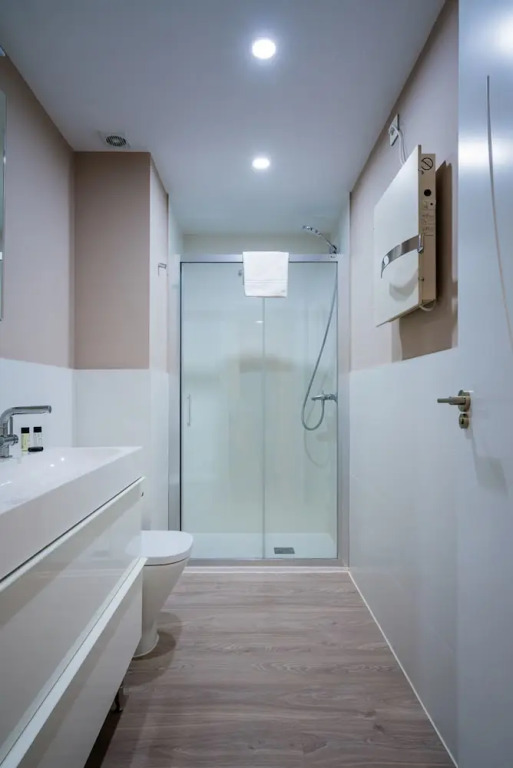 Exclusive quietness in the heart of Madrid with Public Parking, Breakfast, 2 bathrooms