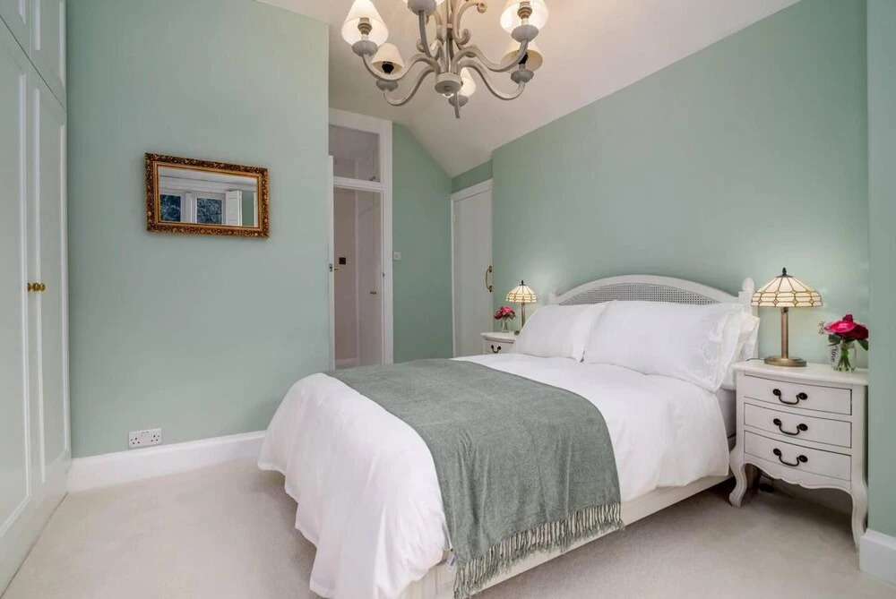 Classic Designer Beautiful 1 Bed Home With Parking