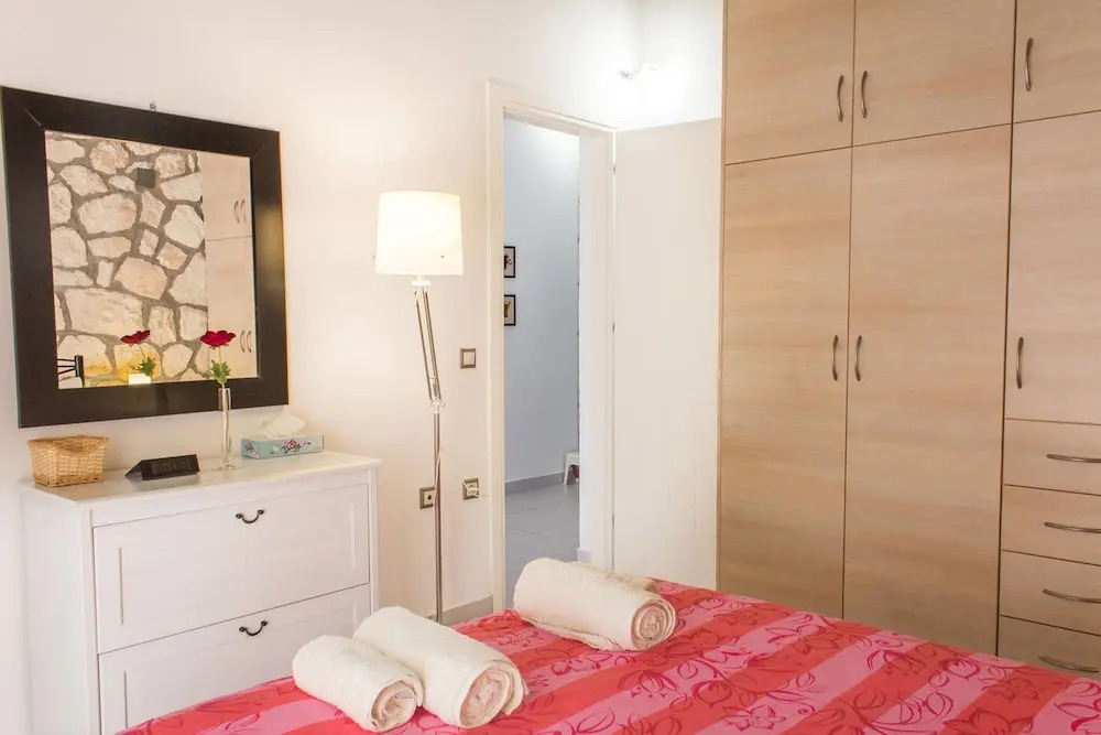 Harmony Villa - Serene Villa for 6 Near Lagana With Private Patio and Parking