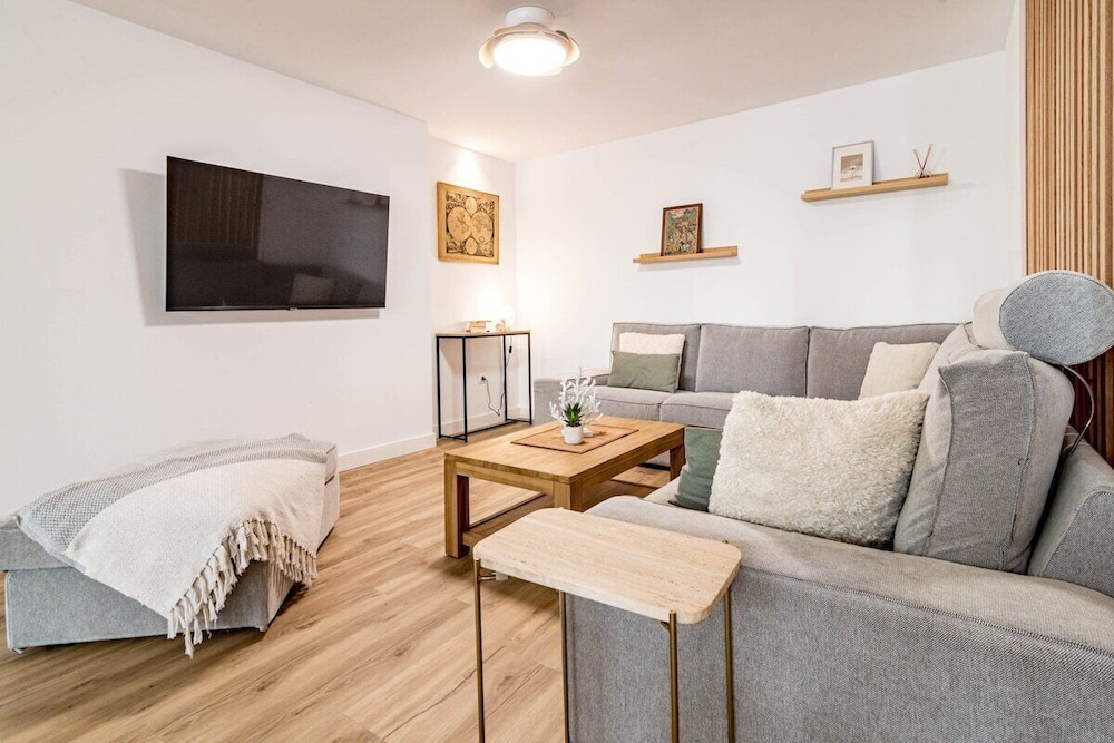 Eac3f- Modern & Light Apartment Steps From the sea