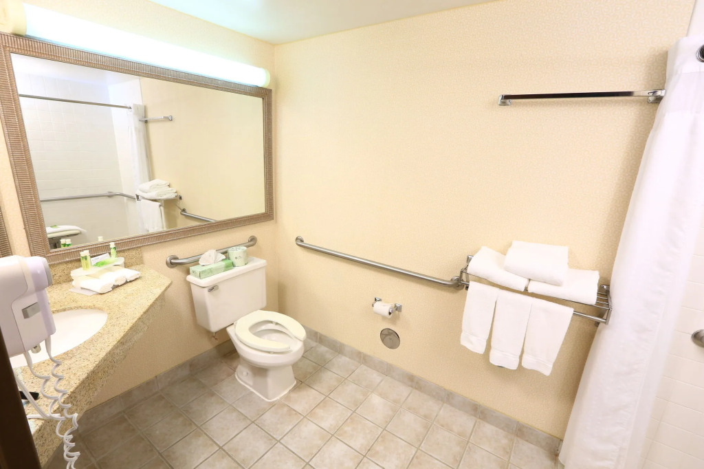 Holiday Inn Express Grand Rapids Airport North by IHG