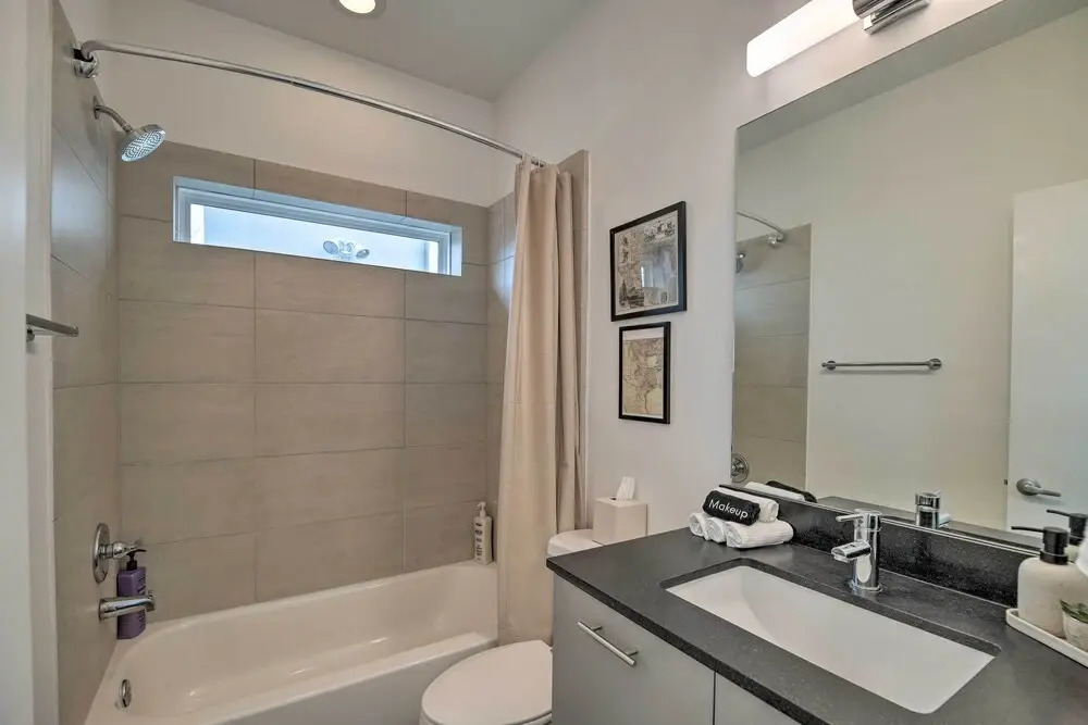 Downtown Houston Townhome w/ Balcony + Yard!