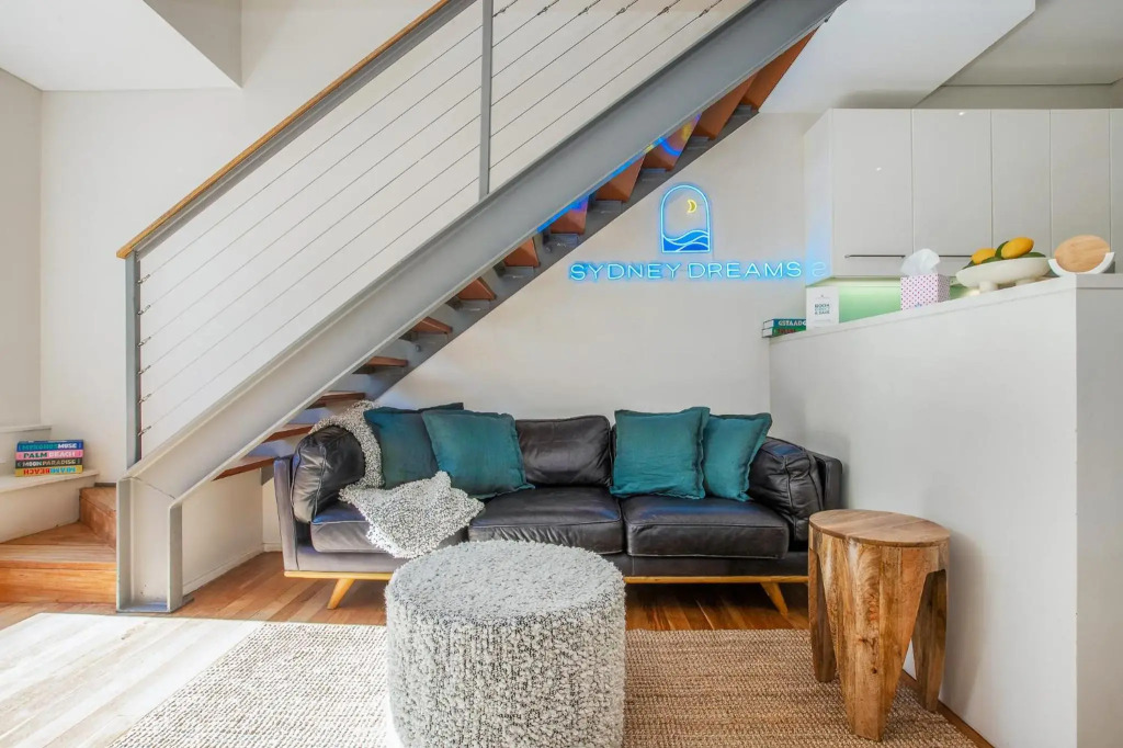 Sun-filled Loft With Balcony 1 street from Beach