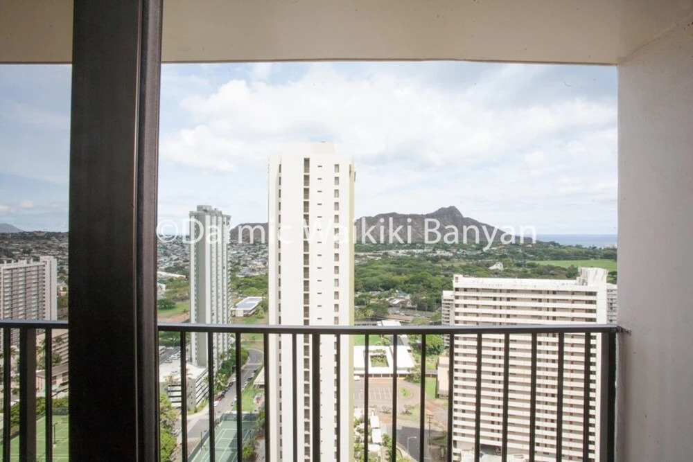 1-3303 Waikiki Banyan
