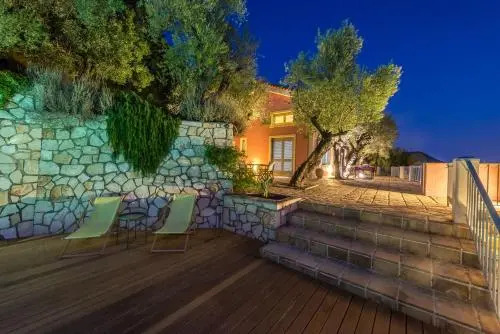 Villa Oliva, in a serene location & private pool, by ZanteWize