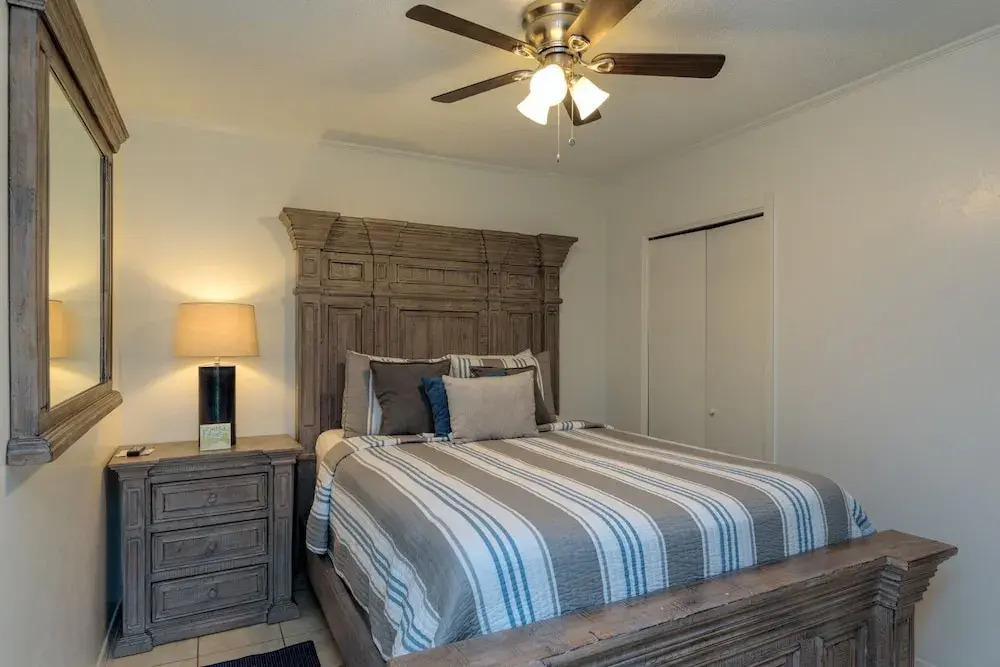 Modern 3br Condo Sleeps 6 Near Beach 3 Bedroom Condo