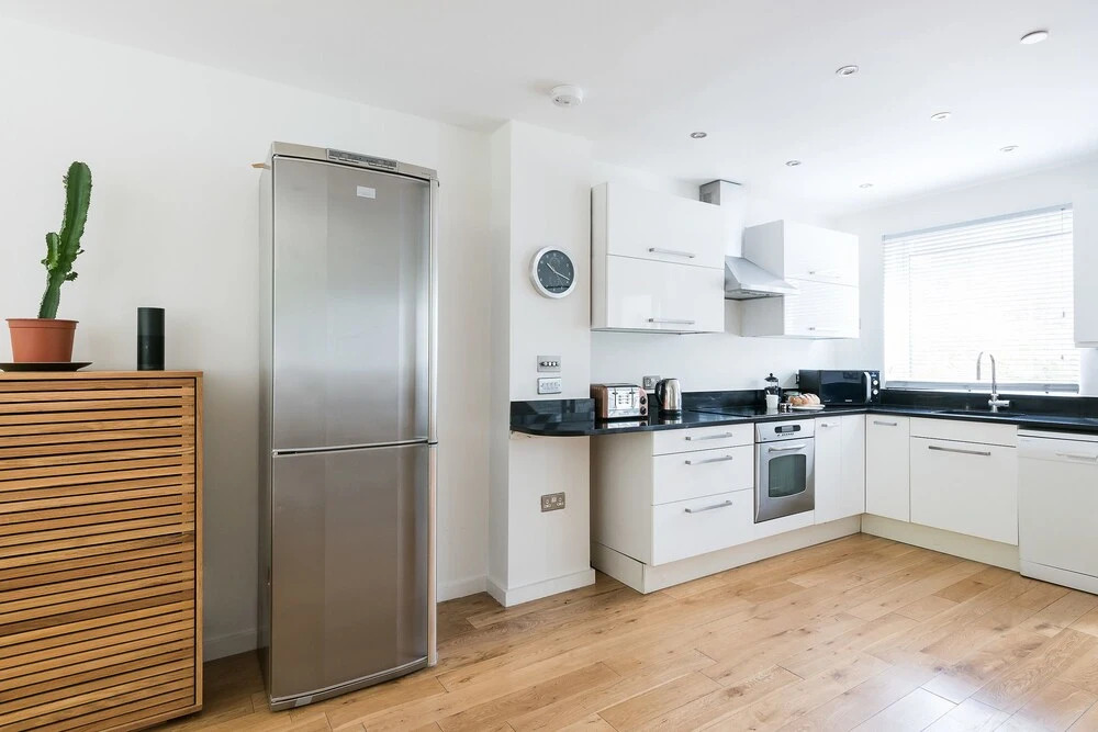 Large 4BR House in S.W. London - Sleeps 10!