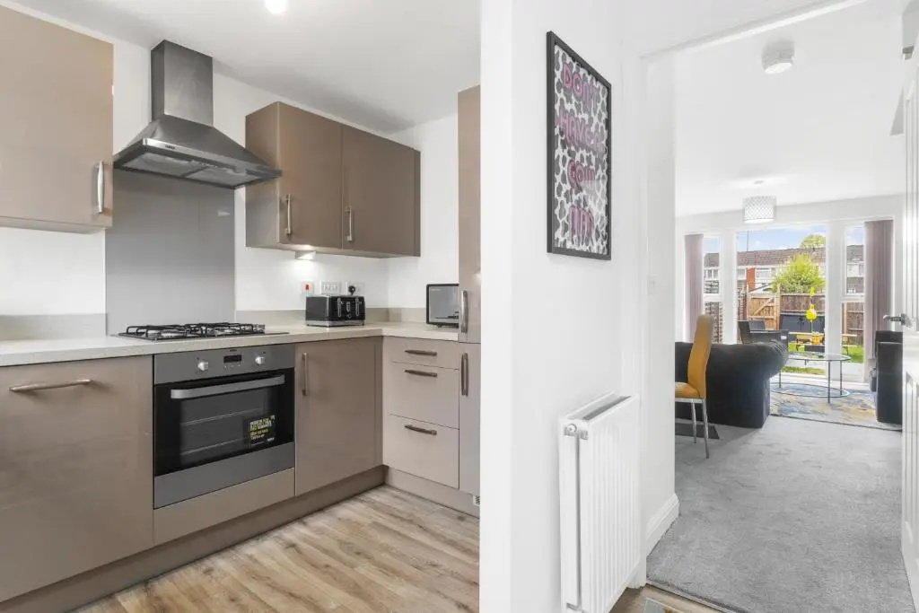 Luxury 2 Bed House City Centre ✘ BBQ & GARDEN ☆ FAMILY FRIENDLY→ Swingball & Outdoor Furniture - FREE PARKING → With 50 Inch Smart TV, FREE NETFLIX & WIFI ✘ Comfy Seating Area - BY MAEVELA®