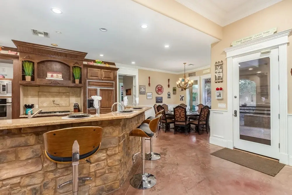 Luxury Home at Red Mountain! Heated Pool, Bocce Court, Firepits! Sleeps 10. Dog Friendly. by RedAwning