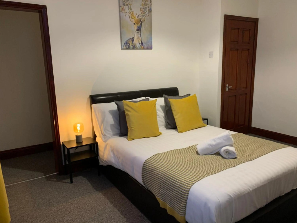 Rodsley - 2 bed Gateshead flat in central location free parking close to Saltwell Park free WIFI and Netflix