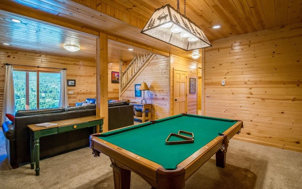 Armstrong Luxury Log Vacation  At Windcliff 4 Bedroom Home by RedAwning