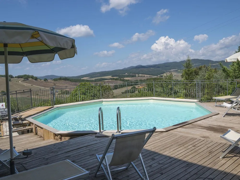 Refreshing Holiday Home in Casole D'elsa With Swimming Pool
