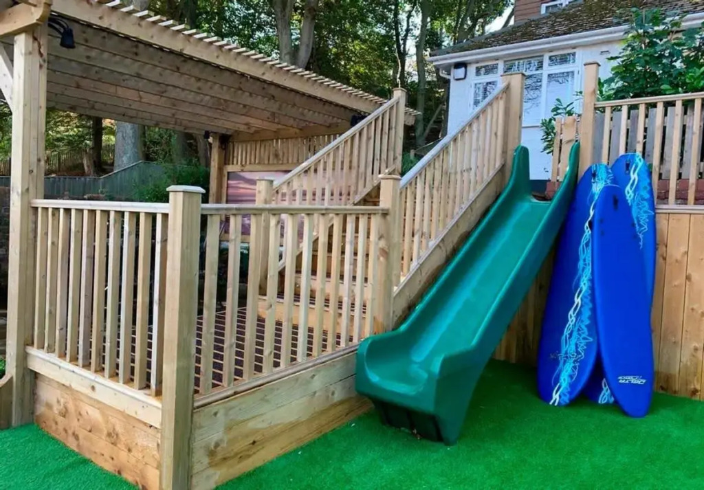 Beach Approach House - 30 steps from beach - Luxury house - kids slide and chill-out room - amazing location - garden