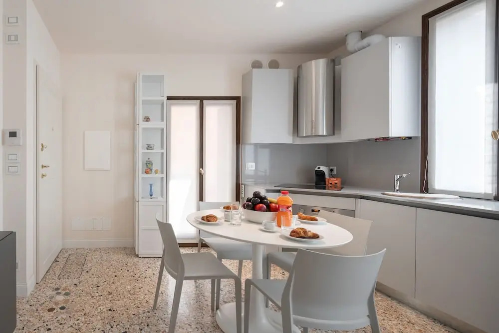 Ve.N.I.Ce Cera Remer Suite