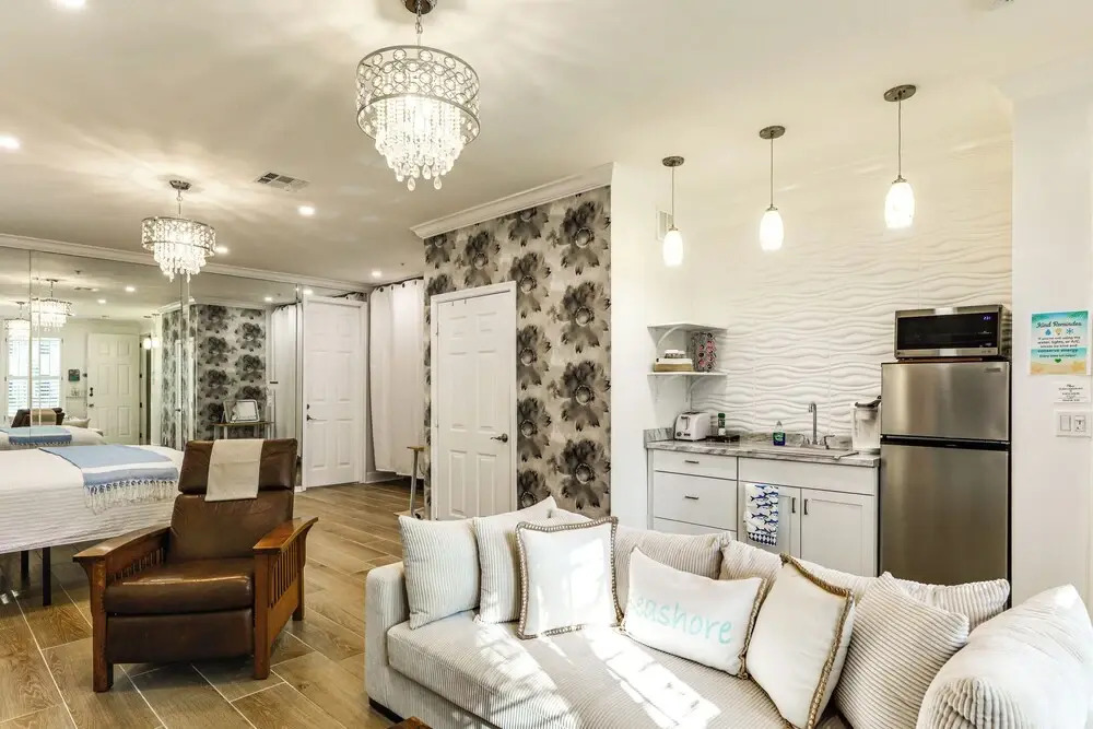 Pet-friendly Studio: 6 Mi to Jupiter Beach Park!