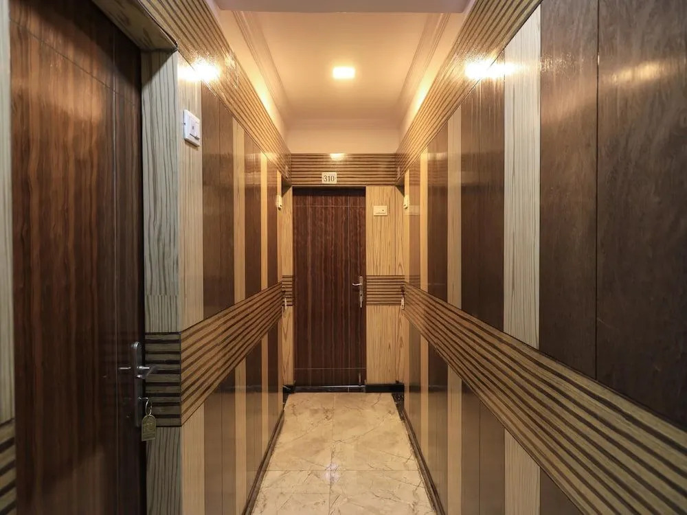 OYO Flagship 42122 Hotel Rahul