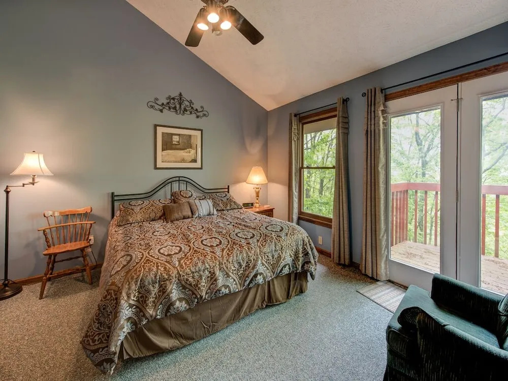 Above and Beyond 2 Bedroom with Hot Tub