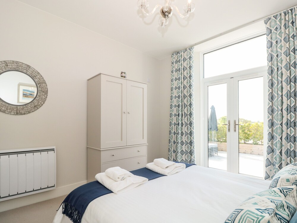 2 The Manor House, Hillfield Village