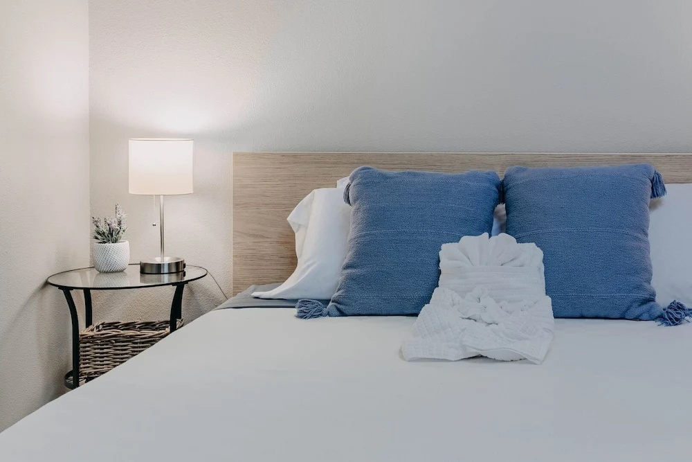 45sw - Fireplace - Dishwasher - Washer/dryer - Sleeps 4 1 Bedroom Condo by RedAwning