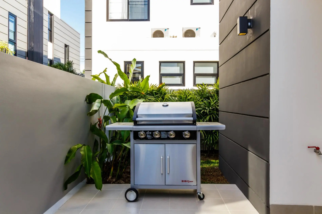 LP101 - Private rooftop pool villa in Laguna for 9 people, near restaurants and shops