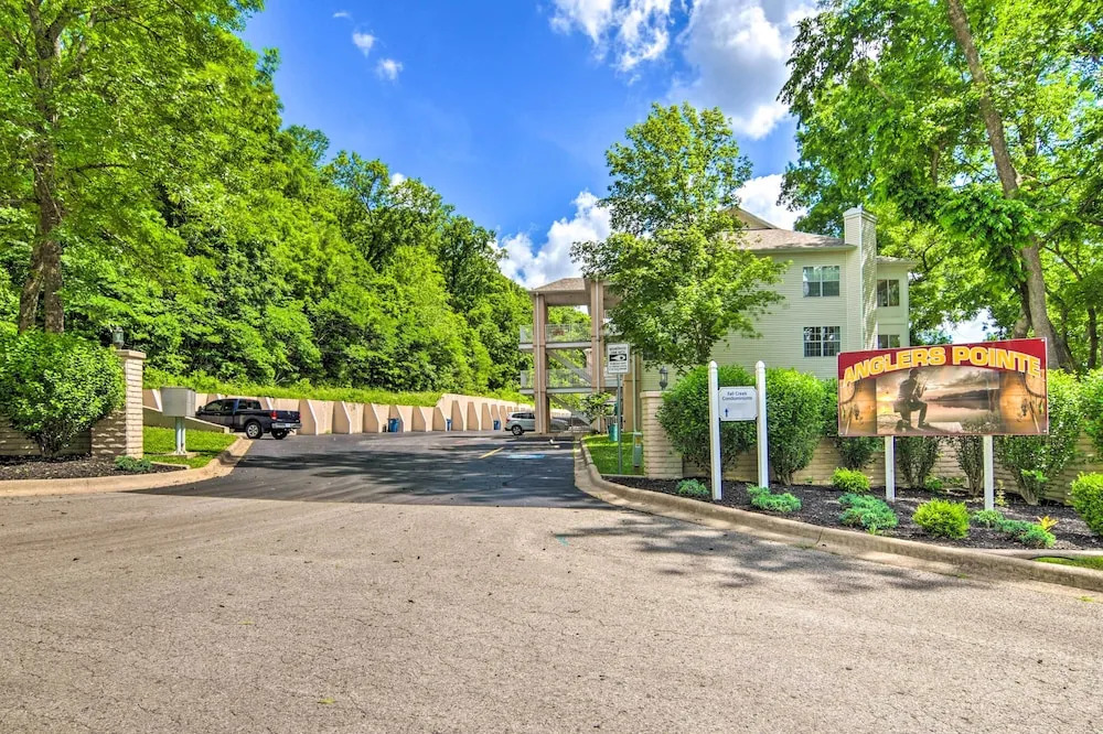 All-season Sunroom! Lakefront Gem 5 Mi to 76 Strip