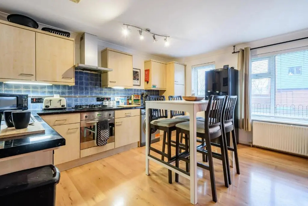 Stylish 2 Bedroom Apartment Central Exeter Parking on Site
