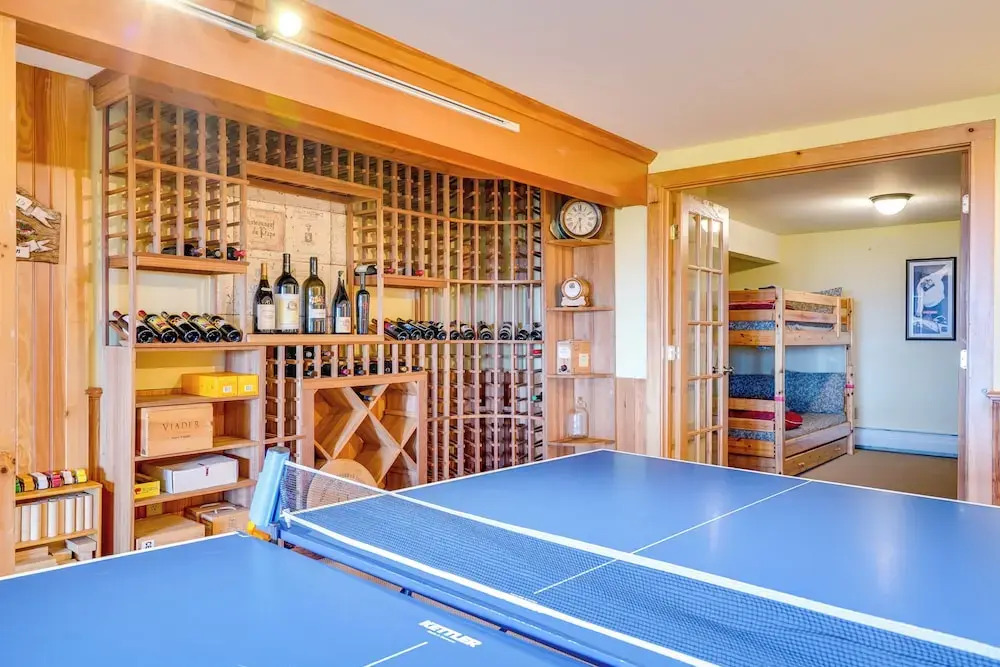 4 Mi to Stratton! Group Getaway w/ Deck & Views